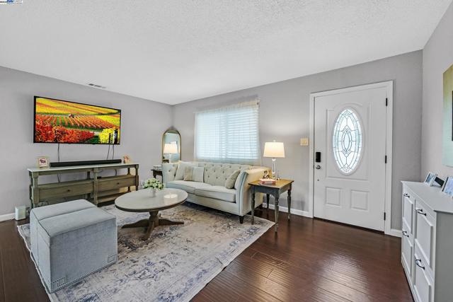 7845 Ironwood Dr, Dublin CA: https://media.crmls.org/mediaz/ac144ee4-2e1e-4f0f-8333-115bb9f0115e.jpg