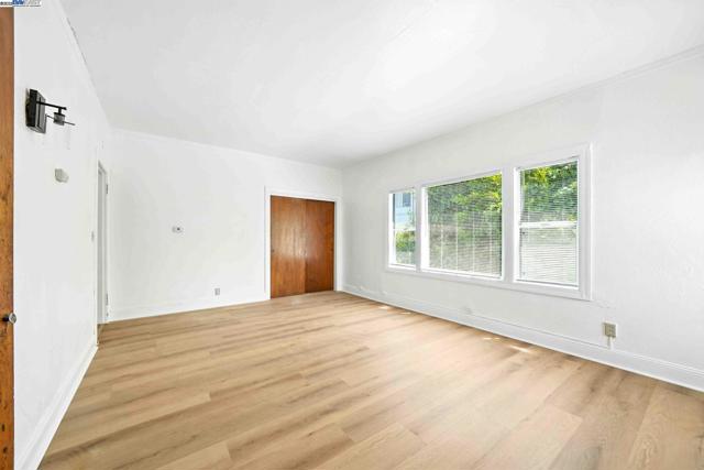 2238 7Th, Berkeley CA: https://media.crmls.org/mediaz/ac146828-a8f1-43cd-8760-c7442850c1d2.jpg