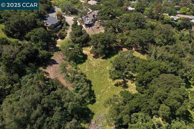 18 Diablo Oaks Way, Lafayette CA: https://media.crmls.org/mediaz/ac16a5aa-dd87-43c3-b53c-fee8173db382.jpg