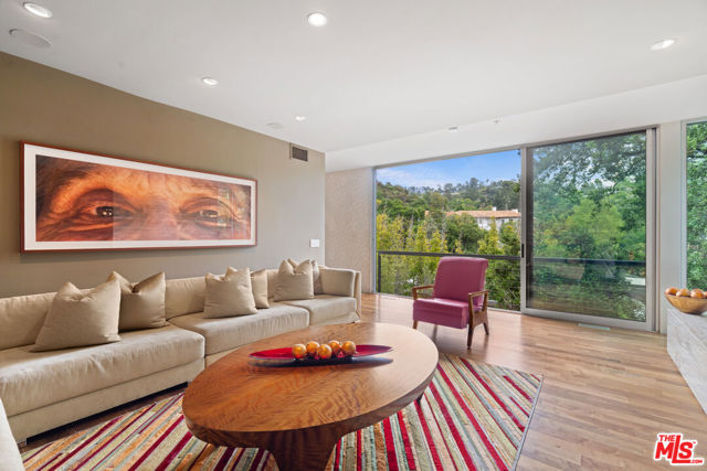 2207 Bowmont Drive, Beverly Hills CA: https://media.crmls.org/mediaz/ac17d6fb-103b-4fad-96eb-12e3742de818.jpg