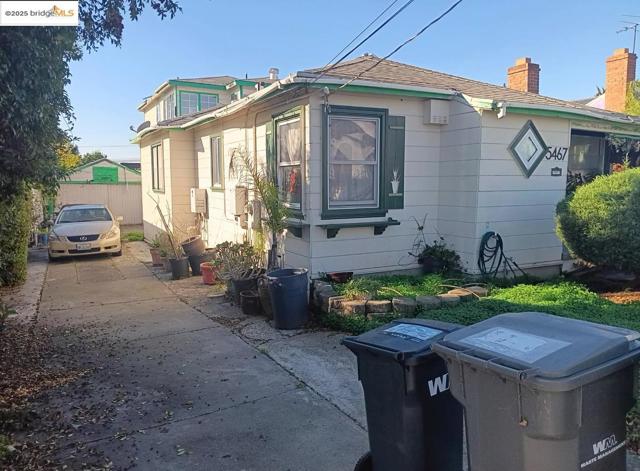 5467 Crittenden St, Oakland CA: https://media.crmls.org/mediaz/ac185b82-5f09-404a-92b4-5fb52b96dd4e.jpg