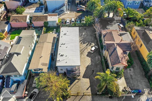 1108 Chestnut St, Oakland CA: https://media.crmls.org/mediaz/ac18ea6b-c5cc-4307-bb0f-689398821666.jpg