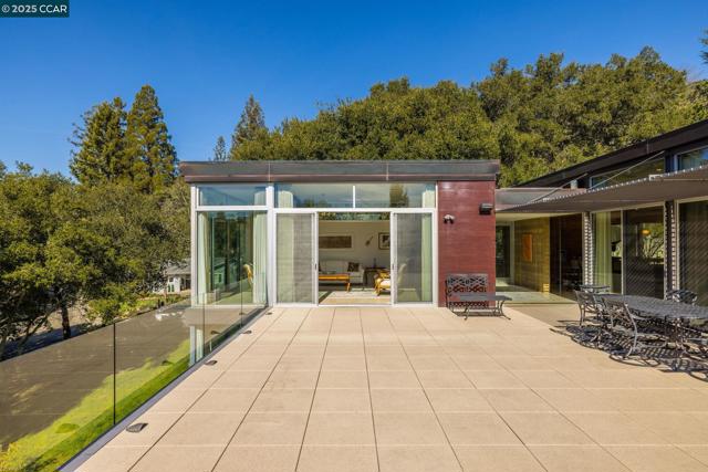 2 Crane Ct, Orinda CA: https://media.crmls.org/mediaz/ac199f4e-c750-4a86-8877-8b988c0d7510.jpg