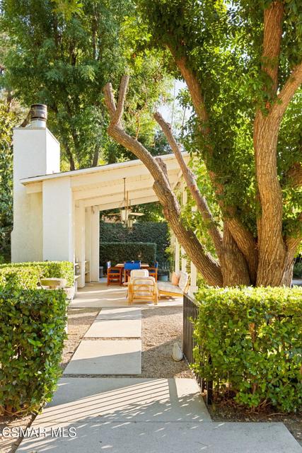 4658 Del Moreno Drive, Woodland Hills CA: https://media.crmls.org/mediaz/ac19e18a-279f-46e9-8da7-e0a5c14aabdb.jpg