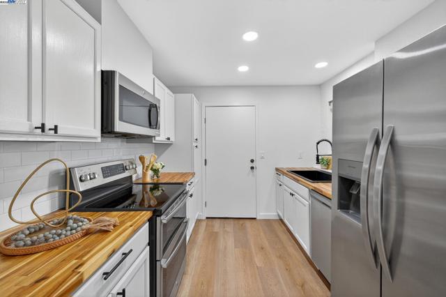 6574 Conestoga Ln, Dublin CA: https://media.crmls.org/mediaz/ac19febb-7fbe-4ad1-8943-53fc9d9316fe.jpg