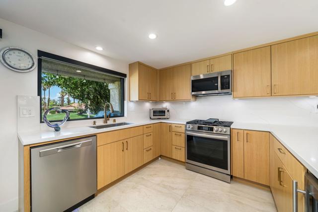 99 Camino Arroyo Place, Palm Desert CA: https://media.crmls.org/mediaz/ac1acd6d-63a7-43f0-b15f-4a773bb707ee.jpg
