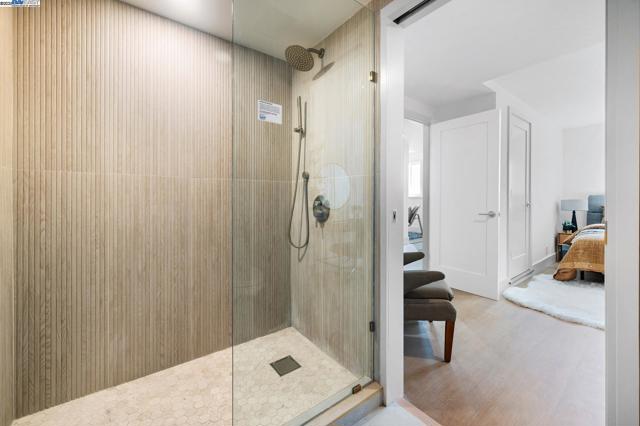 282 Bright St, San Francisco CA: https://media.crmls.org/mediaz/ac1b0078-1999-4434-92b4-2a3dc1aff086.jpg