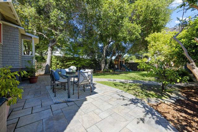 898 Union St, Alameda CA: https://media.crmls.org/mediaz/ac1b182d-5eed-4d26-bf3f-5bc71ccbff83.jpg