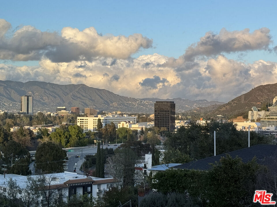 https://media.crmls.org/mediaz/ac1cf30e-a716-4b6d-8ee5-b21d4cca2097.jpg?preset=X-Large