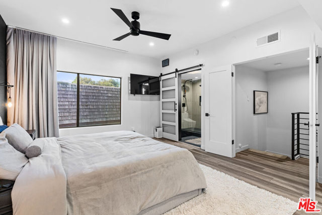 4360 Glencoe Avenue, Marina del Rey CA: https://media.crmls.org/mediaz/ac1d1d9b-0e7b-4e2e-bea2-22469bea0d0b.jpg