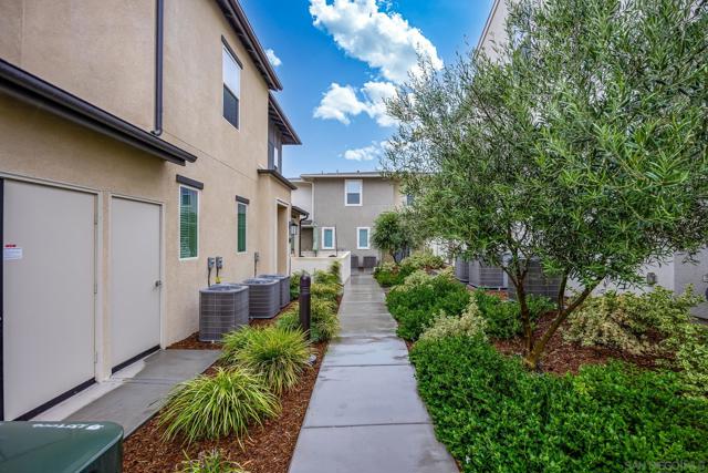 2097 Bluestone Cir, Chula Vista CA: https://media.crmls.org/mediaz/ac1d2f5d-7bd0-4d68-be60-7cb6d619fea6.jpg