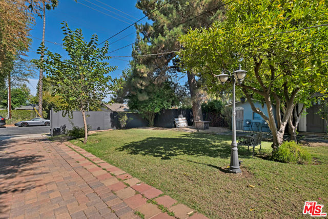 5341 Mecca Avenue, Tarzana CA: https://media.crmls.org/mediaz/ac1e92b8-1f02-45b9-bcc6-fa534c0d9efd.jpg