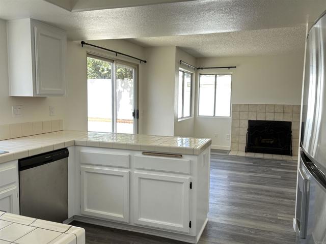 Detail Gallery Image 10 of 41 For 735 Rivertree Dr, Oceanside,  CA 92058 - 4 Beds | 3 Baths