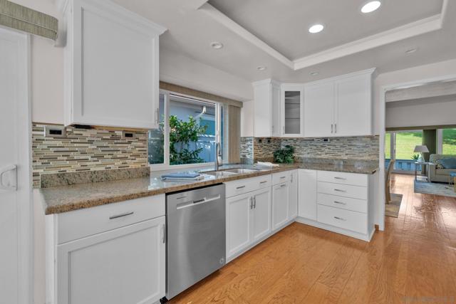 4676 Barcelona Way, Oceanside CA: https://media.crmls.org/mediaz/ac21a660-b000-415e-8984-02137cbd70f3.jpg
