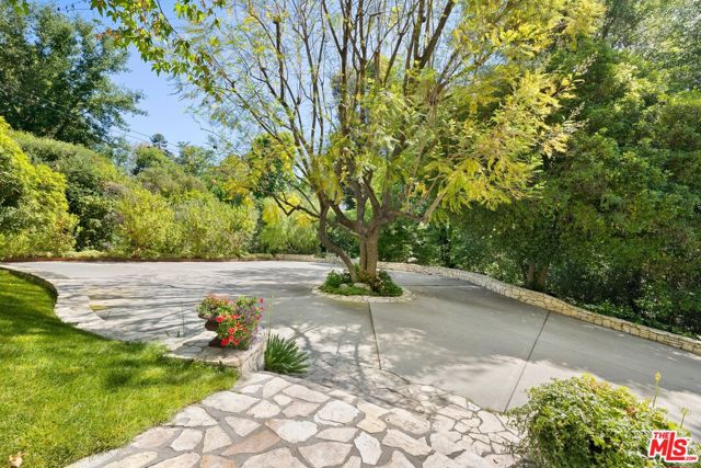 4535 Vanalden Avenue, Tarzana CA: https://media.crmls.org/mediaz/ac2334ff-47e9-4008-80f3-7ef619b2c22a.jpg
