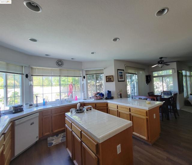 4729 Matterhorn Ct, Antioch CA: https://media.crmls.org/mediaz/ac2575b2-8c1d-4302-b2ec-5a2b58ceb695.jpg