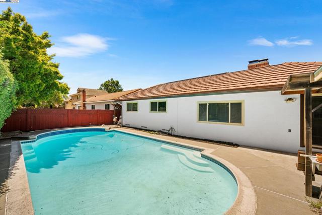 1059 Lakehurst Rd, Livermore CA: https://media.crmls.org/mediaz/ac27c334-8d2d-422a-b510-65995ba7fd35.jpg