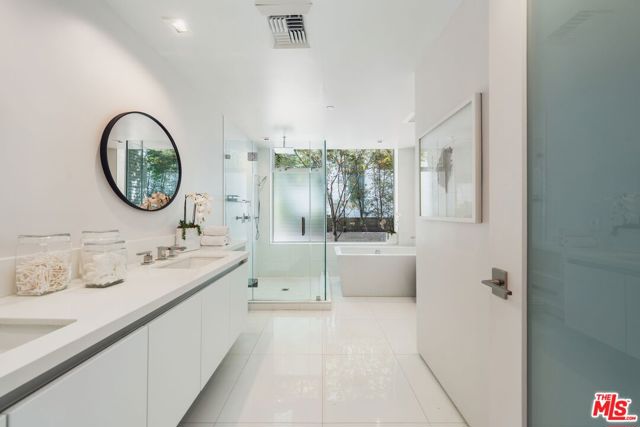 1012 2nd Street, Santa Monica CA: https://media.crmls.org/mediaz/ac28031f-9b26-4ede-88fc-18622b659bc7.jpg