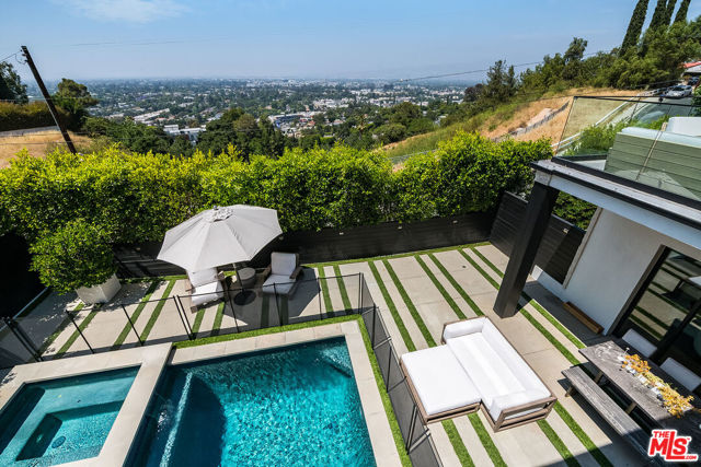 11258 Laurie Drive, Studio City CA: https://media.crmls.org/mediaz/ac28c204-9bb9-4501-b742-b2b6ea61d1e0.jpg