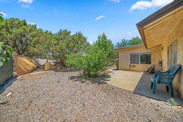 7520 Oakwood Ave, Hesperia CA: https://media.crmls.org/mediaz/ac28f8dd-189d-4026-a05e-354ec7a7a7c6.jpg