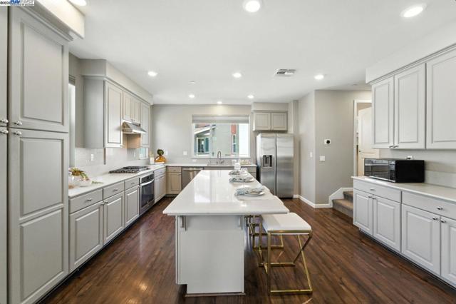 418 Desert Holly St, Milpitas CA: https://media.crmls.org/mediaz/ac296b3d-5871-4e6a-bbe6-be2b0849eee0.jpg