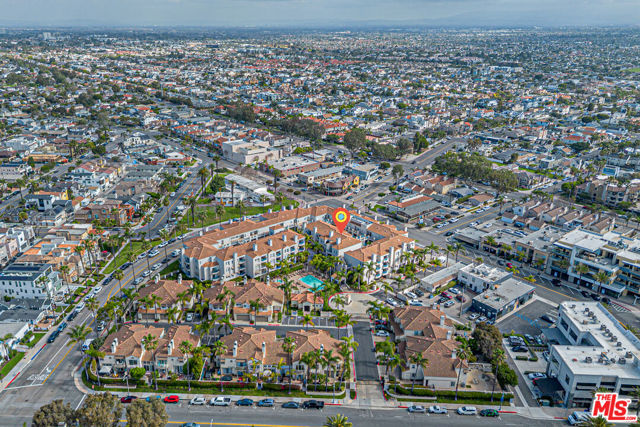 415 Townsquare Lane, Huntington Beach CA: https://media.crmls.org/mediaz/ac2b10ec-9dbe-4bed-8456-88b136240f61.jpg