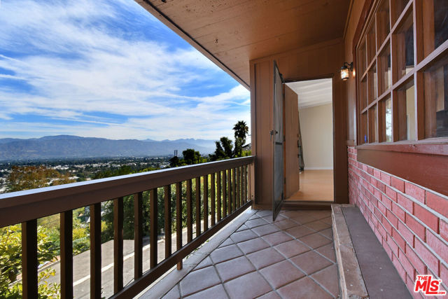 3682 Berry Drive, Studio City CA: https://media.crmls.org/mediaz/ac2bf396-8944-4494-8f0e-472ecd933c4e.jpg