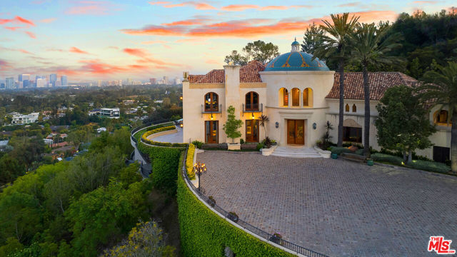10066 Cielo Drive, Beverly Hills CA: https://media.crmls.org/mediaz/ac2cc3f2-19bb-43ed-9f5a-18e3bb20ad56.jpg