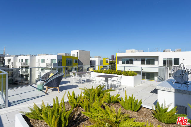 2929 pennsylvania Avenue, Santa Monica CA: https://media.crmls.org/mediaz/ac2ccff0-a24e-4cef-90b8-044b0a0ff3b6.jpg