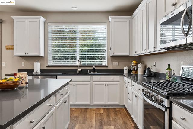 716 Cabada Dr, Brentwood CA: https://media.crmls.org/mediaz/ac2da3a9-d83e-4a0c-8139-c5596f9b2405.jpg