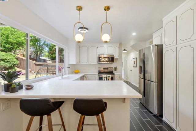 7606 Desertwood Ln, Pleasanton CA: https://media.crmls.org/mediaz/ac2e19f2-a8b9-4eee-bde7-0fc3a3e91aa0.jpg