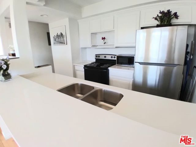 911 North Kings Road, 310 photo 9