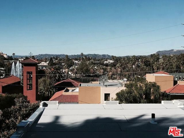 834 Laguna Avenue, Los Angeles CA: https://media.crmls.org/mediaz/ac2e38ab-ffb2-4651-9147-844e041c6900.jpg