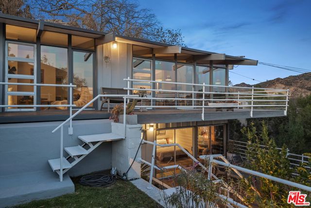 2690 Hollyridge Drive, Los Angeles CA: https://media.crmls.org/mediaz/ac312785-9aca-4171-a154-bef70133cf6a.jpg