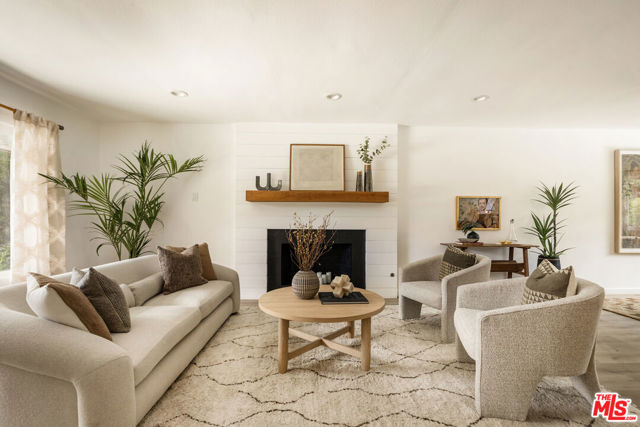 13123 Magnolia Boulevard, Sherman Oaks CA: https://media.crmls.org/mediaz/ac325076-4b1d-4d90-8516-6508a20b4f16.jpg
