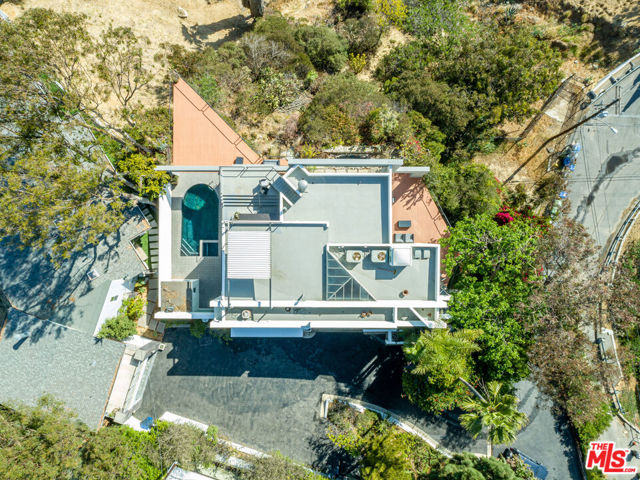 8424 Grand View Drive, Los Angeles CA: https://media.crmls.org/mediaz/ac335b23-e9b8-4540-8ed9-c4c1dcd0c39a.jpg