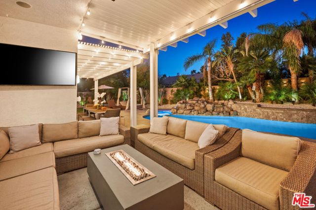 1083 E Circulo San Sorrento Road, Palm Springs CA: https://media.crmls.org/mediaz/ac33d850-a101-4895-a401-e089fa82f7e9.jpg