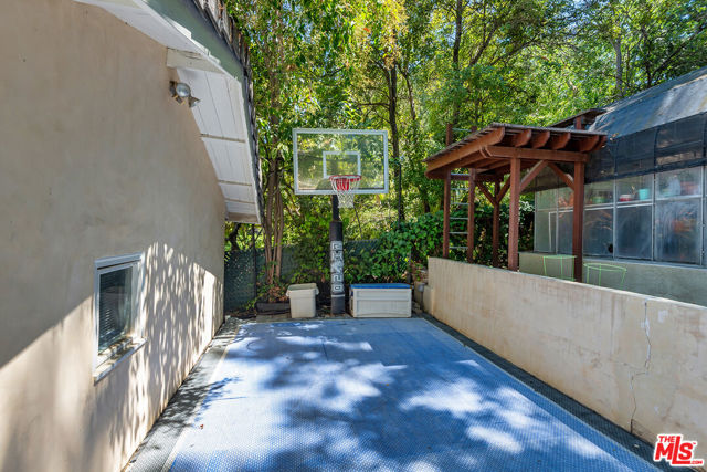 17040 Rancho Street, Encino CA: https://media.crmls.org/mediaz/ac34d853-2ca5-4a53-a2ba-91cd962edcc8.jpg
