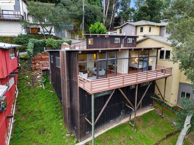 6866 Thornhill Dr, Oakland CA: https://media.crmls.org/mediaz/ac3534e3-c44e-42ee-a910-57a94ae6d160.jpg