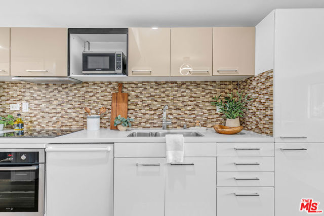 901 S Flower Street, Los Angeles CA: https://media.crmls.org/mediaz/ac3555a6-cbc8-4ab0-aa54-0a8c9c3f4c25.jpg