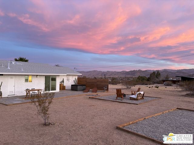 4742 Avenida La Flora Desierta, Joshua Tree CA: https://media.crmls.org/mediaz/ac356e31-a1bb-4cc2-bac5-f915697f14fa.jpg