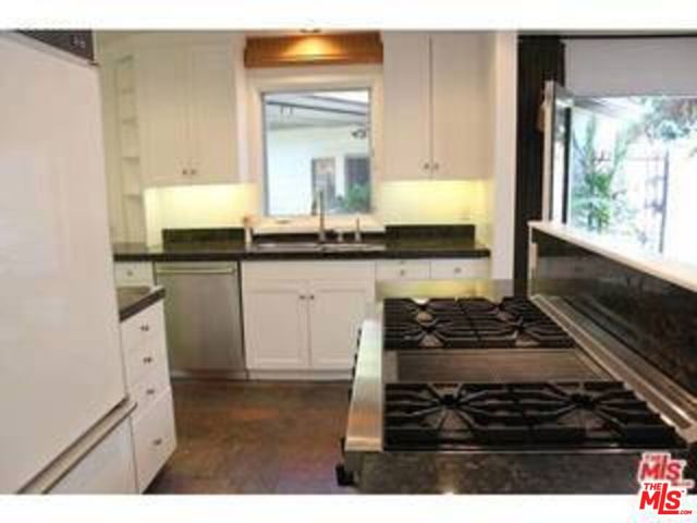 8049 Briar Summit Drive, Los Angeles CA: https://media.crmls.org/mediaz/ac3573ed-d87b-4e96-9878-56cbfc53843c.jpg