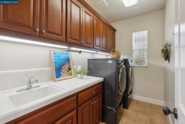 492 Calico Ct, San Ramon CA: https://media.crmls.org/mediaz/ac375f2c-f3ac-447c-a3d3-ca4c9b236523.jpg
