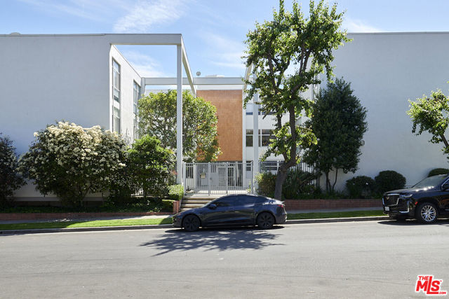 7960 Selma Avenue, Los Angeles CA: https://media.crmls.org/mediaz/ac37fc9e-73dd-4407-9672-abe990713b61.jpg