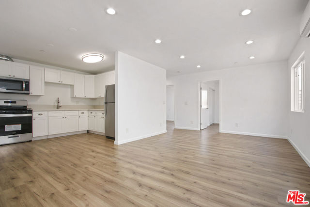 649 1/2 W 92nd Street, Los Angeles CA: https://media.crmls.org/mediaz/ac3a70a3-9e5c-4be8-8e5e-9b436a273aa9.jpg