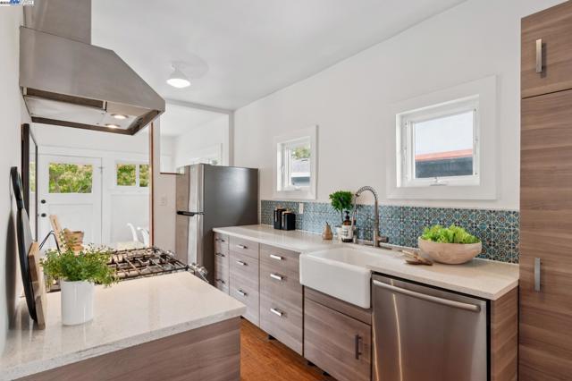951 Madison St, Albany CA: https://media.crmls.org/mediaz/ac3b0a15-d15d-4952-a895-b4ec96a28536.jpg