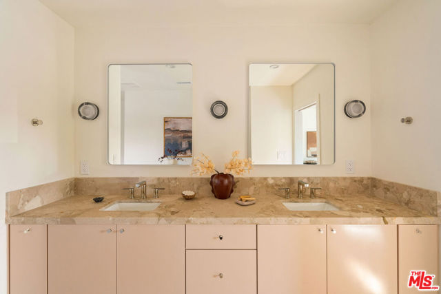 3820 S Burnside Avenue, Los Angeles CA: https://media.crmls.org/mediaz/ac3b546f-b1b5-4c01-9d60-173a5fcac252.jpg