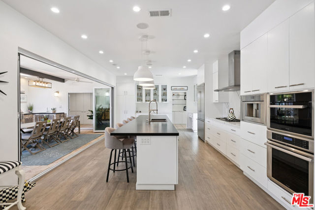 18141 Green Meadow Drive, Encino CA: https://media.crmls.org/mediaz/ac3b61a0-8070-4c60-99d6-0faa4e04bec0.jpg