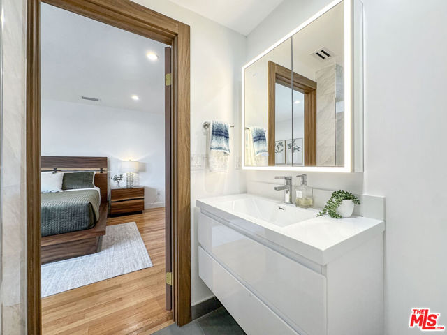 5810 S Halm Avenue, Los Angeles CA: https://media.crmls.org/mediaz/ac3b71e9-6907-4877-bc48-92b6ada4665b.jpg