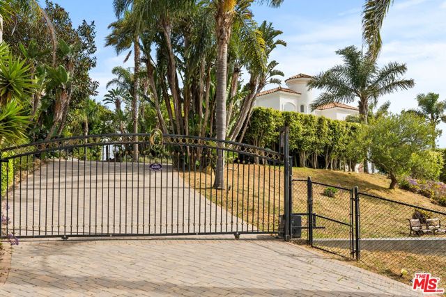 6400 Kanan Dume Road, Malibu CA: https://media.crmls.org/mediaz/ac3c31e9-e5a7-44d1-9ae1-449ca386381b.jpg